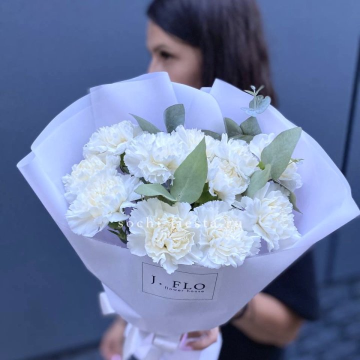 Букет белых диантусов с эвкалиптом в Нижнекамске