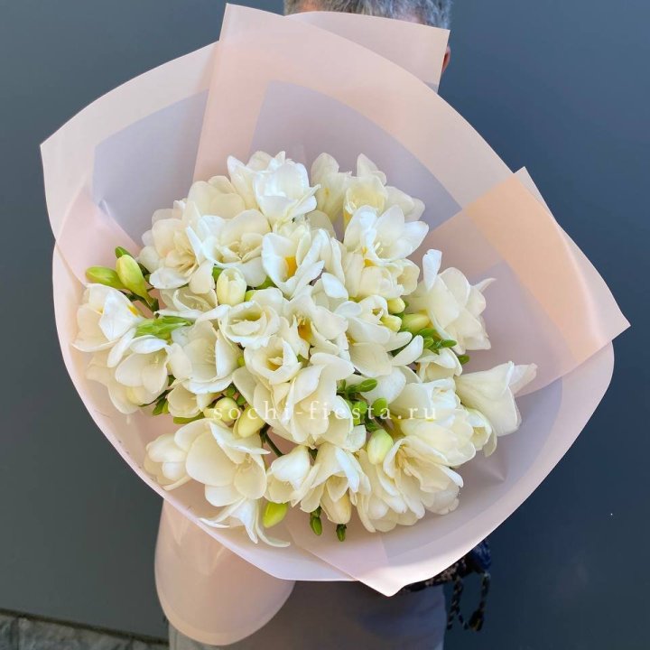 Букет белых фрезий  в Нижнекамске