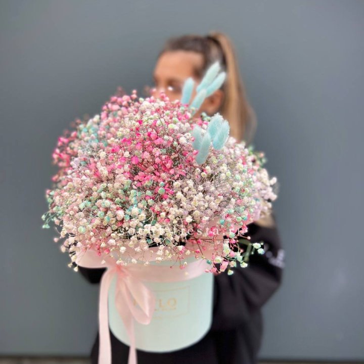 9 Радужных гипсофилы в шляпной коробке в Нижнекамске