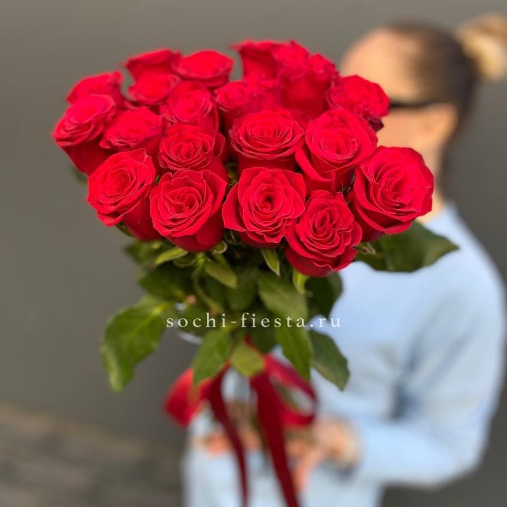 19 красных роз в Нижнекамске