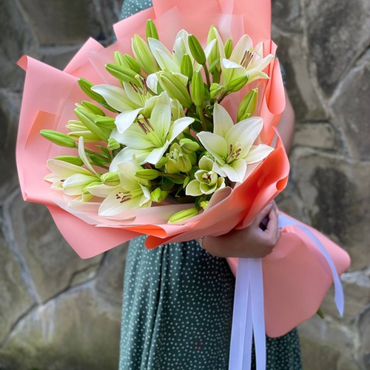 Букет из 7 белых лилий в Нижнекамске