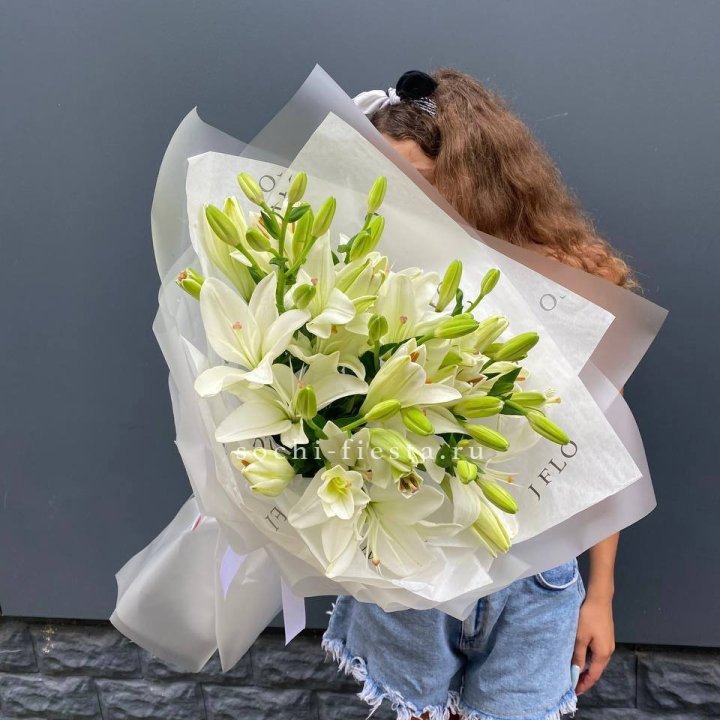 Букет  лилий "Воздушный"  с доставкой в Нижнекамске