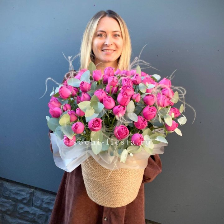 Пионовидные розы  в джутовом кашпо  в Нижнекамске