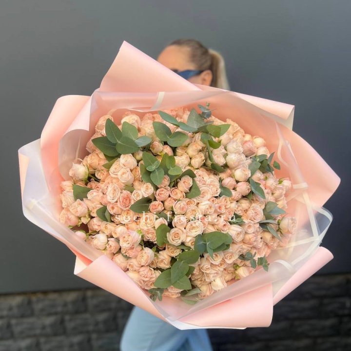 101 кустовая роза с эвкалиптом в Нижнекамске