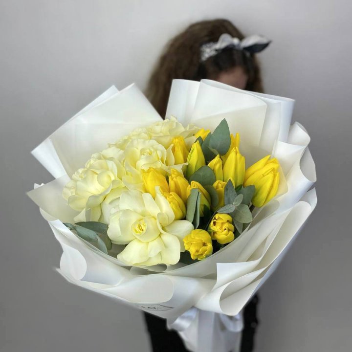 Дуо жёлтые тюльпаны и розы в Нижнекамске