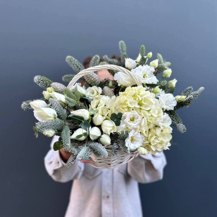 Новогодняя корзина с цветами в Нижнекамске