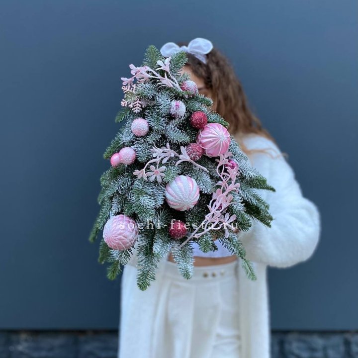 Новогодняя елочка "Розе" в Нижнекамске