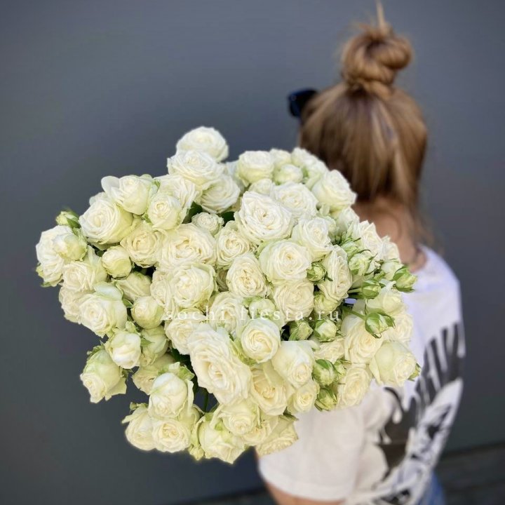 Охапка кустовых роз бомбастик  в Нижнекамске