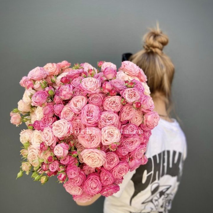 Охапка кустовых роз бомбастик пинк в Нижнекамске
