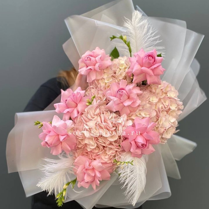  Букет  из гортензий и розовых роз в Нижнекамске