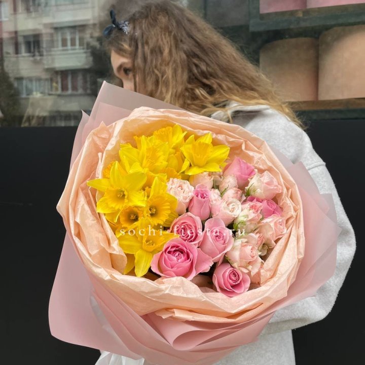 Букет роз и нарциссов в Нижнекамске