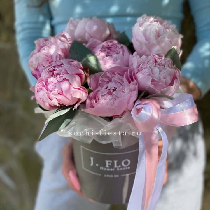 Цилиндр пионов с эвкалиптом в Нижнекамске