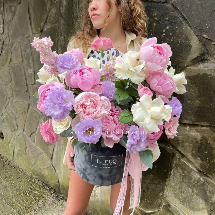 Дизайнерский цилиндр с пионами в Нижнекамске