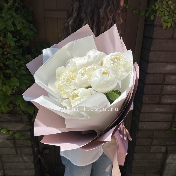 9 белоснежных пионов в Нижнекамске
