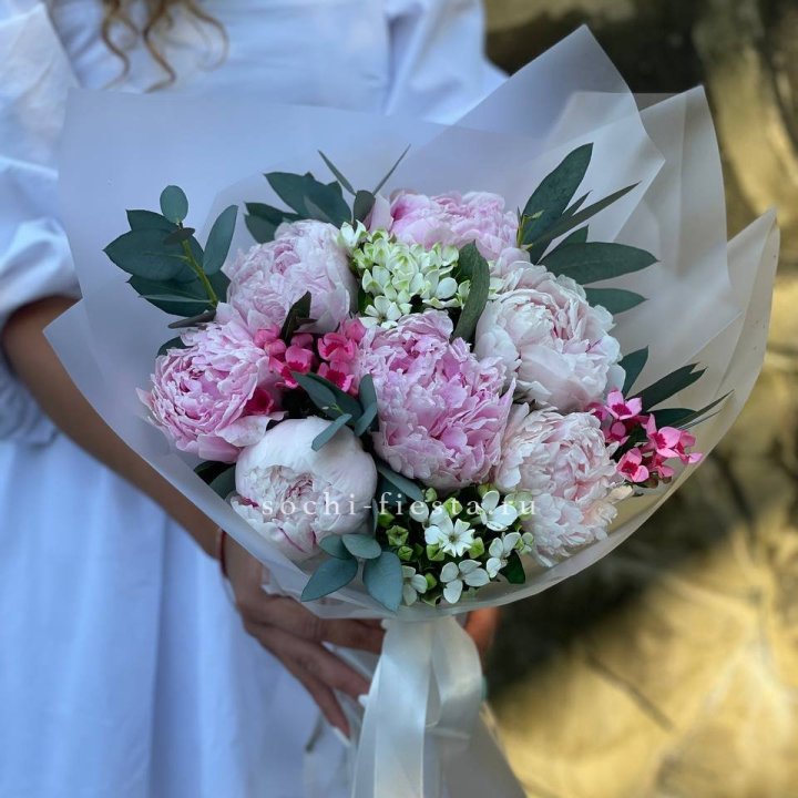 7 зефирных пионов с эвкалиптом в Нижнекамске