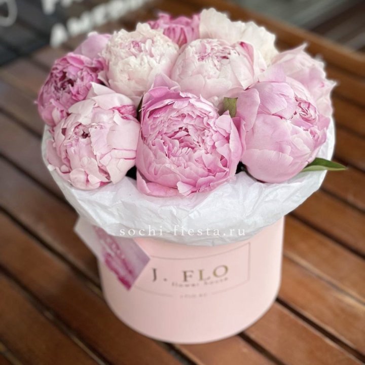 Цилиндр с пионами "Лилу" в Нижнекамске