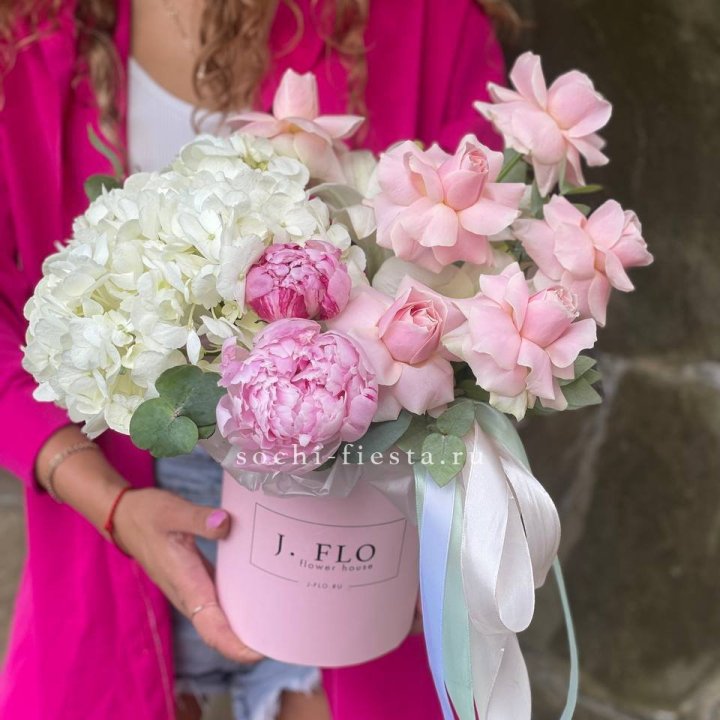 Цилиндр с пионами "Алисия" в Нижнекамске