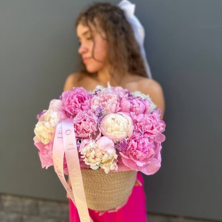 15 пионов в джутовом кашпо в Нижнекамске