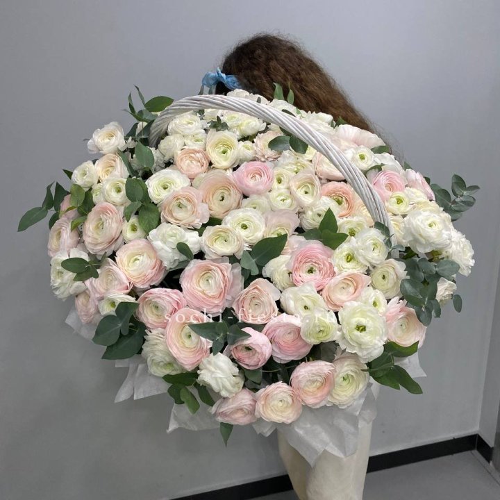 Ранункулюсы в корзине в Нижнекамске