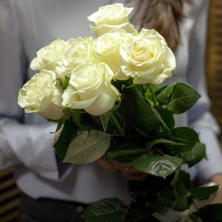 7 белых роз в Нижнекамске