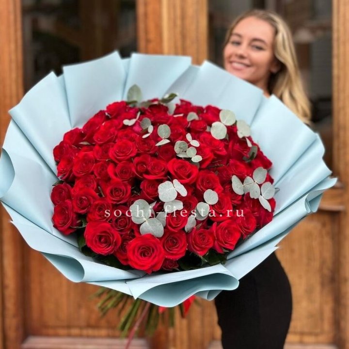 101 красная роза с эвкалиптом в Нижнекамске