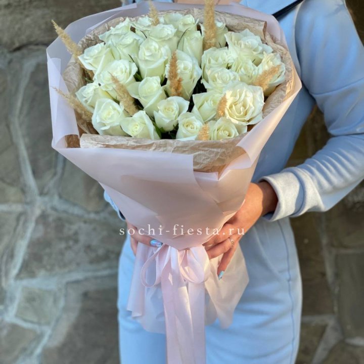 25 белых роз с сухоцветами в Нижнекамске