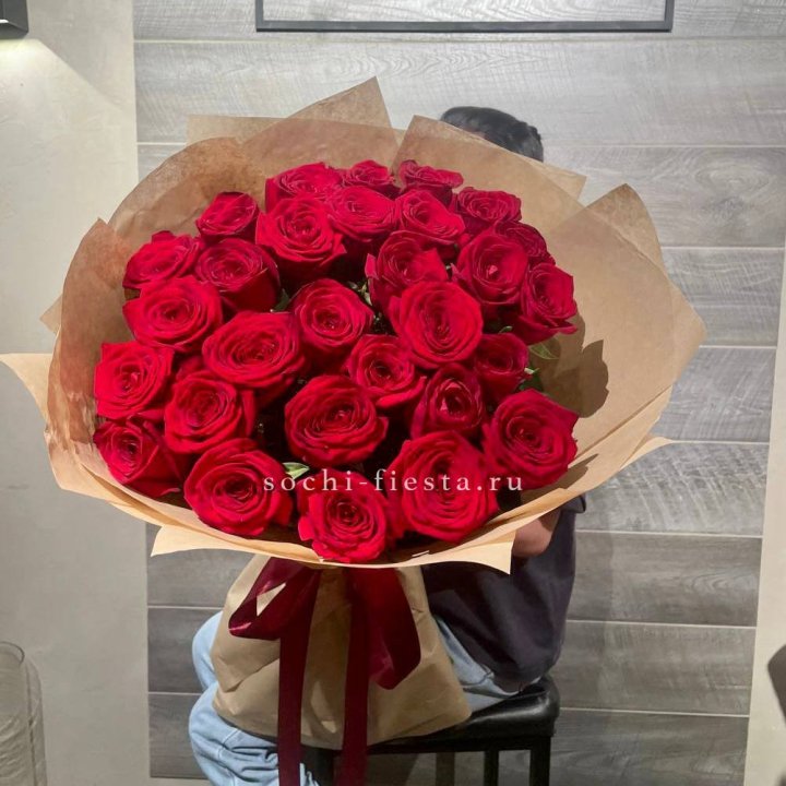 37 красных роз в крафте в Нижнекамске