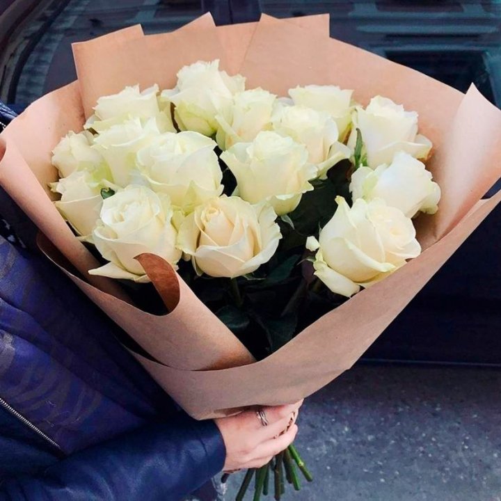 15 белых роз "Крафт" в Нижнекамске