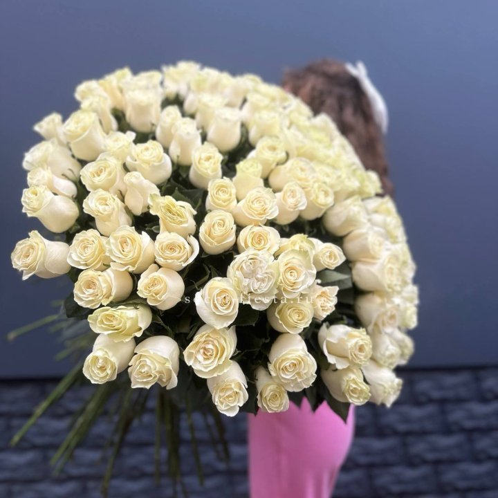 101 белая высокая импортная роза под ленту в Нижнекамске