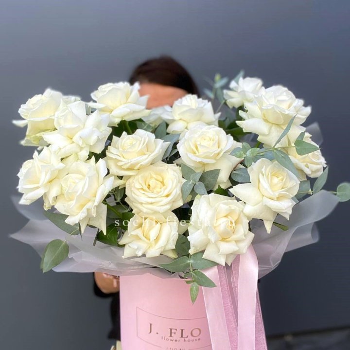 17 Французских белых роз в боксе в Нижнекамске