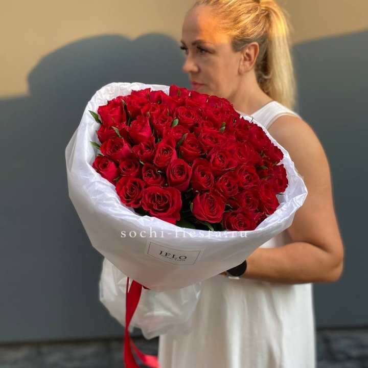 51 роза мадам ред в нежном оформлении с доставкой в Нижнекамске
