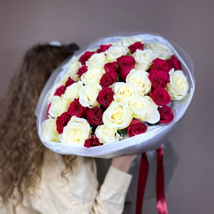 Букет из красных белых 45 роз в Нижнекамске