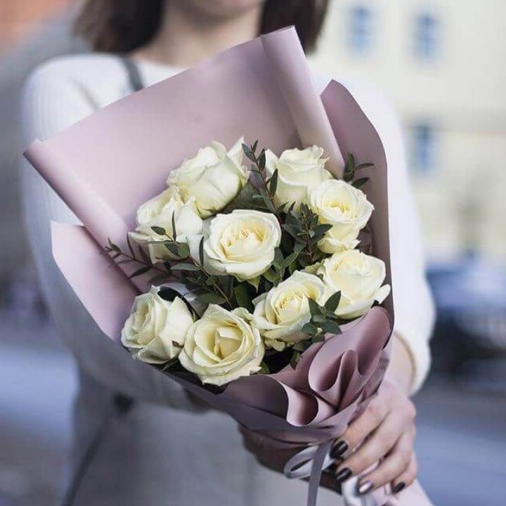9 белых  роз "Минт" в Нижнекамске