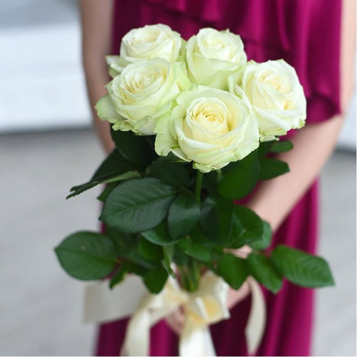 5 белых роз в Нижнекамске