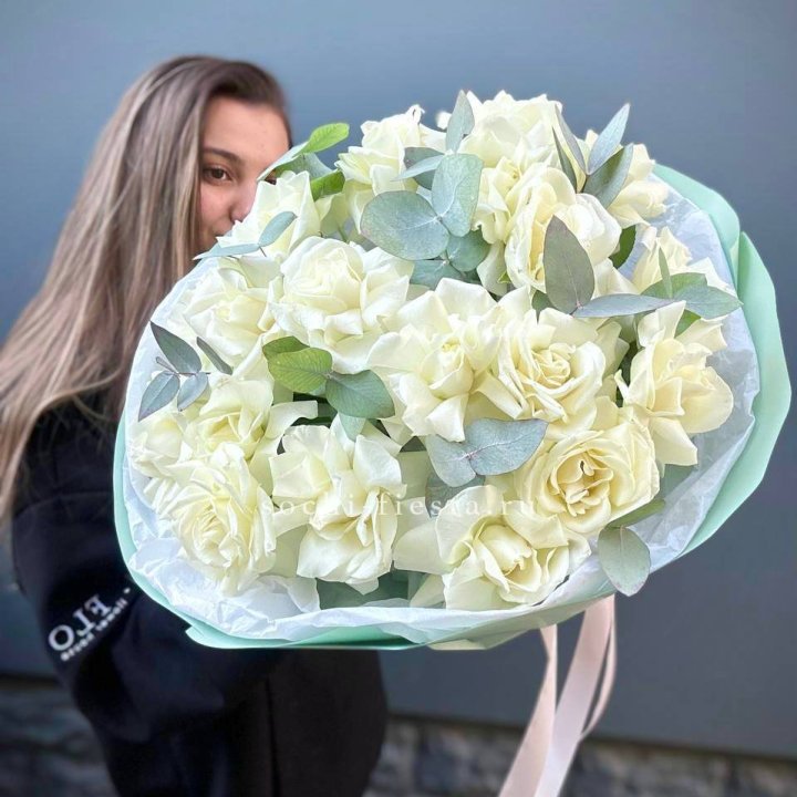 19 Белых французских роз "Ноте бьянке" в Нижнекамске