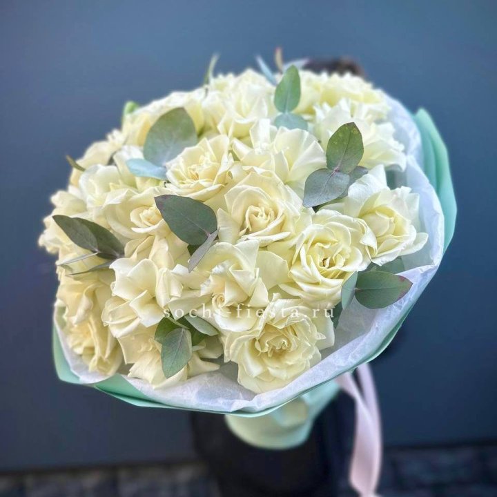 25 Белых французских роз "Ноте бьянка" в Нижнекамске