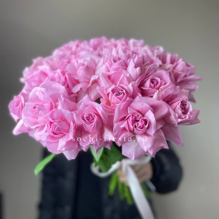 25 розовых французских роз в Нижнекамске