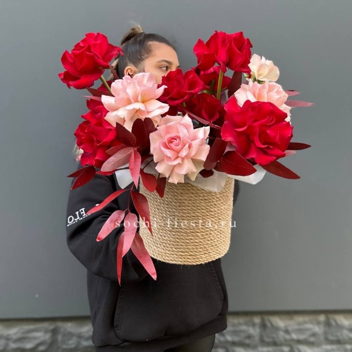 15 Французских роз в джутовом кашпо в Нижнекамске