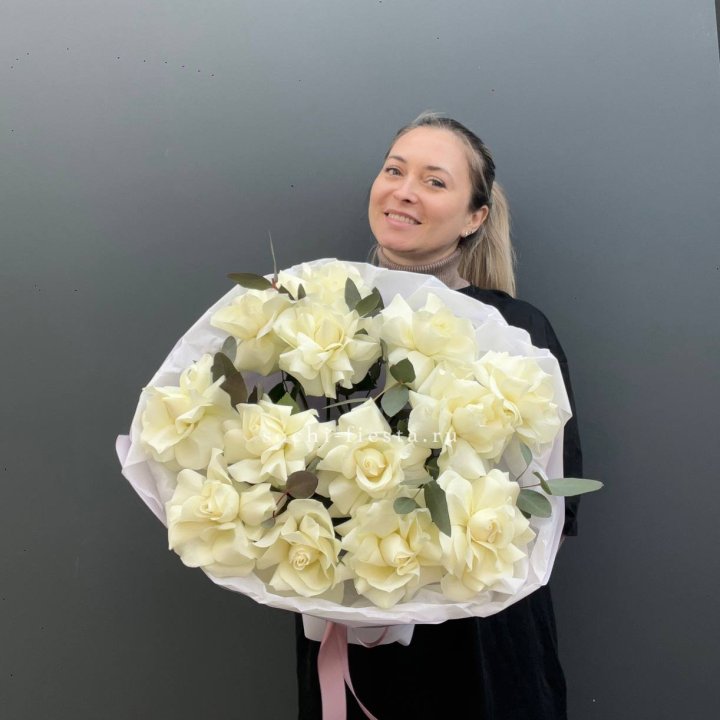 13 Белых французских роз Облако в Нижнекамске