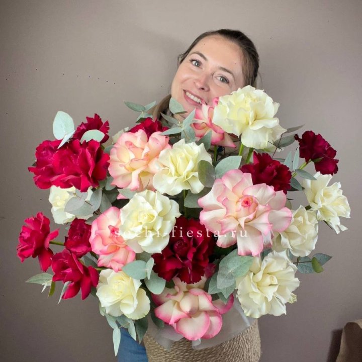 35 французских роз микс в джутовом боксе в Нижнекамске