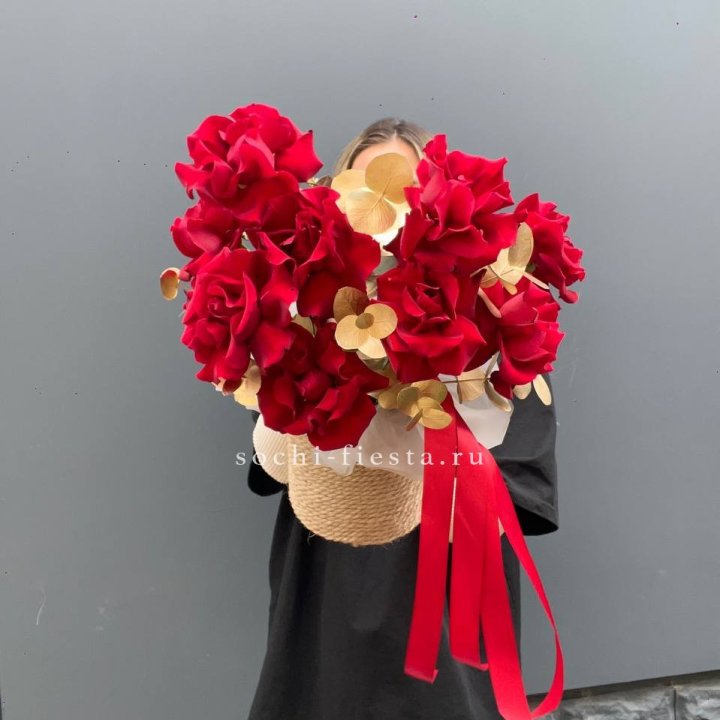 Красные французские розы в джутовом кашпо в Нижнекамске