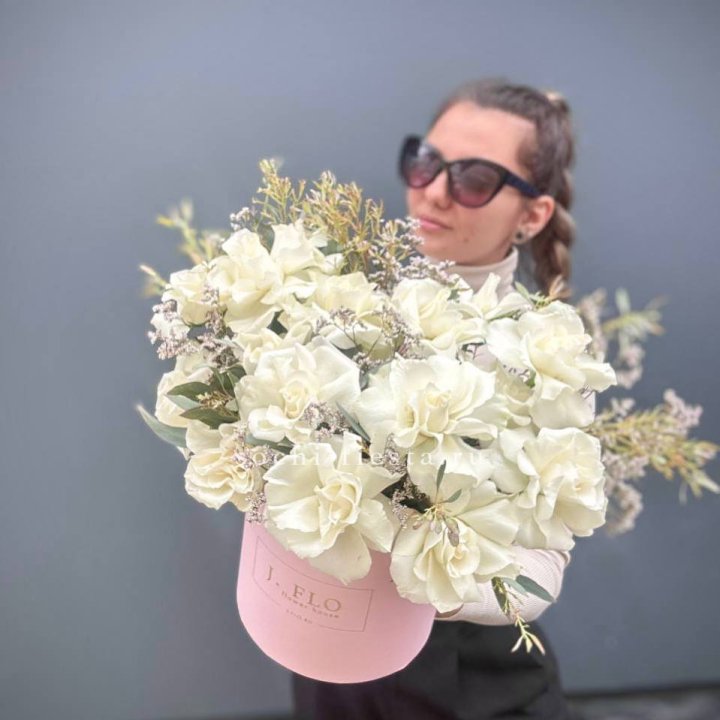 17 Французских белых роз в коробке Афина в Нижнекамске