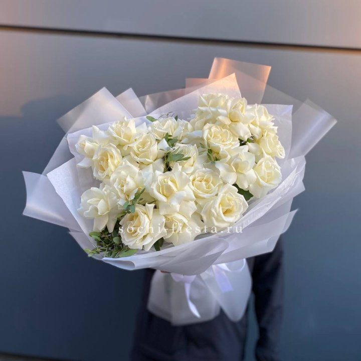 Пышный букет из белых роз в Нижнекамске