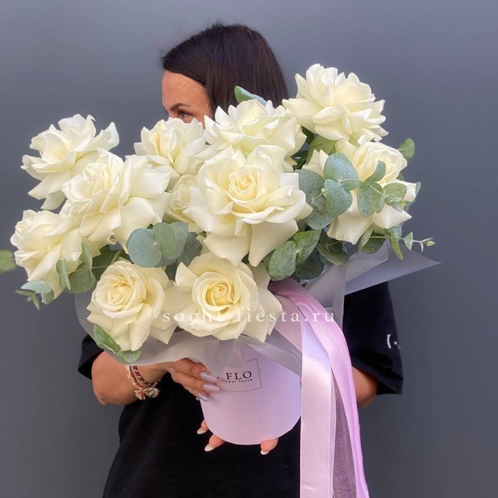 11 Французских белых роз в боксе в Нижнекамске