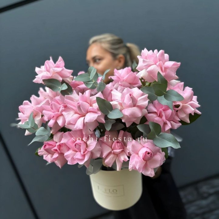 17 Розовых французских роз в боксе в Нижнекамске