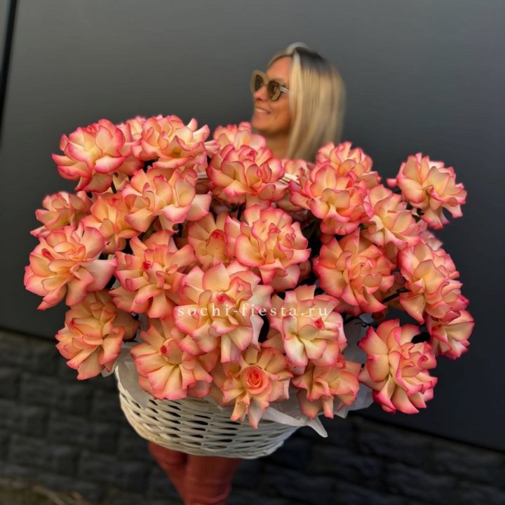 45 французских роз Джумилия в корзине в Нижнекамске