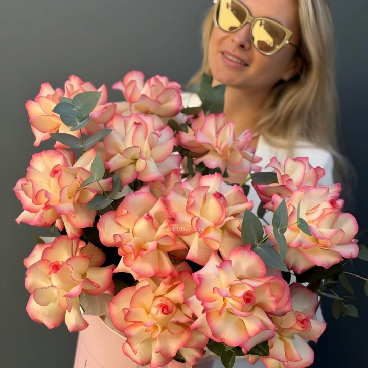 15 французских  роз Джумилия в боксе с доставкой в Нижнекамске