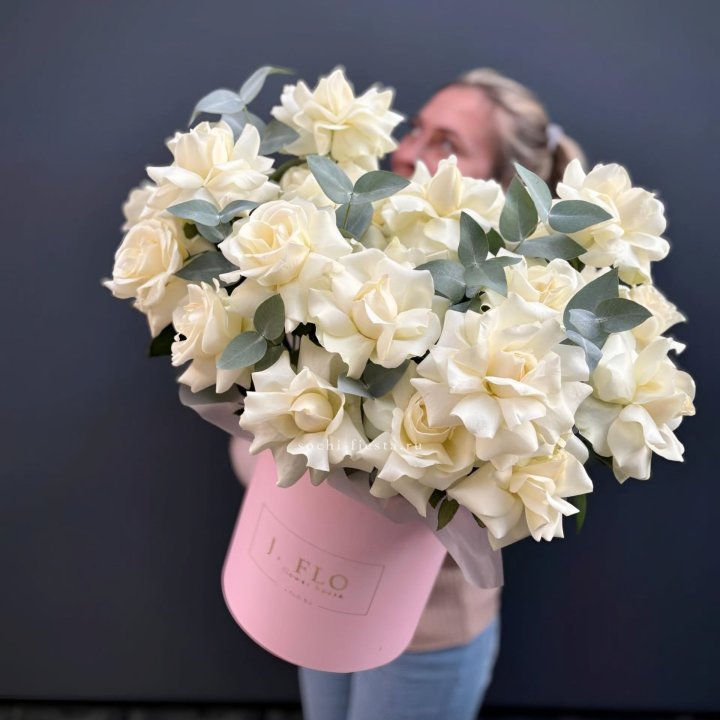 25 Французских белых роз в боксе в Нижнекамске