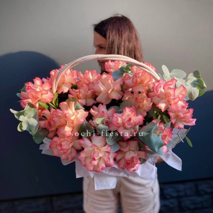 25 Французских роз Джумилия в корзине в Нижнекамске