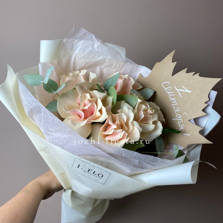 Букет кремовых роз к дню знаний в Нижнекамске